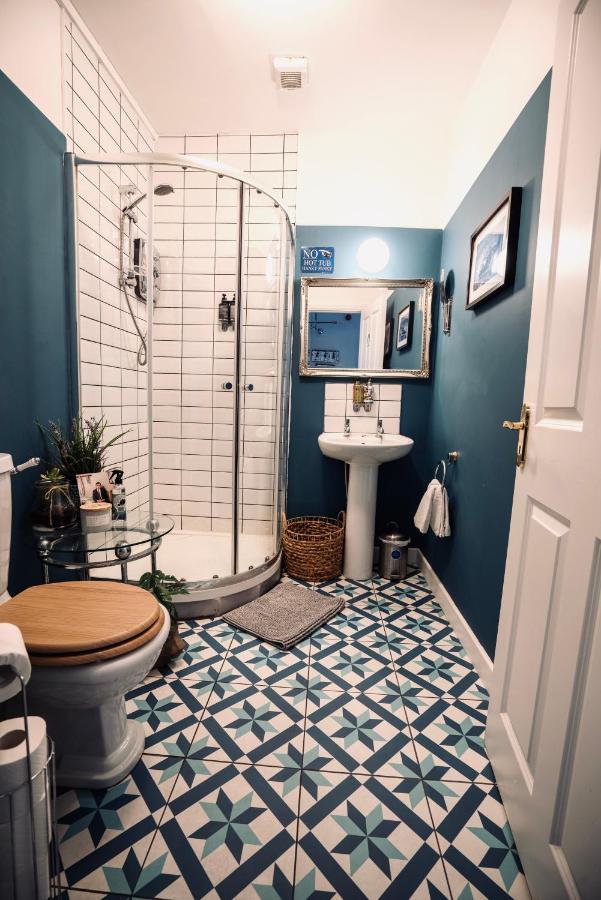 A Stylish 2 Bed Apartment In Cobh Town - Lux Stay מראה חיצוני תמונה