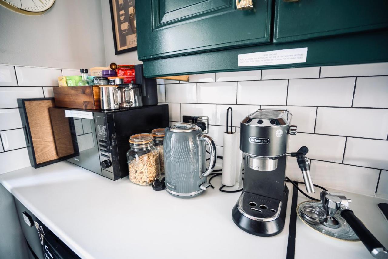 A Stylish 2 Bed Apartment In Cobh Town - Lux Stay מראה חיצוני תמונה